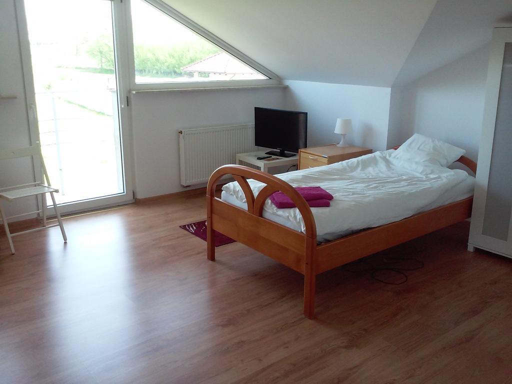 Dworek Poznan Bed and Breakfast Εξωτερικό φωτογραφία